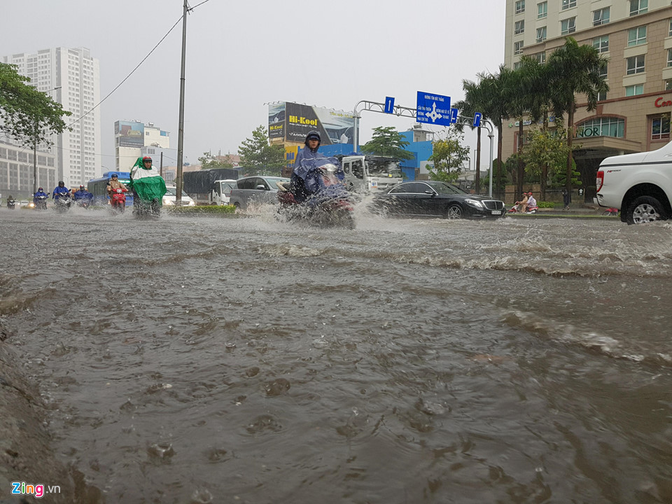 Nhiều tuyến đường Sài Gòn ngập nặng, xe chết máy hàng loạt